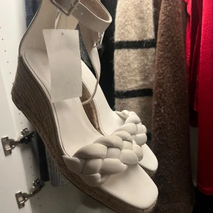 Klackskor  - Helt oanvända kihl klackar från Hm. Sååå fina nu till sommaren, har tyvärr bara inte kommit till användning! 