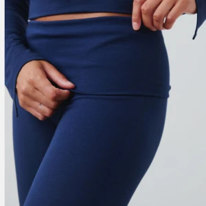 Yoga pants - Säljer nu mina yoga pants från Gina tricot! Dem är i jättebra skick och har inga defekter! Dem är sparsamt använda! Hör av er vid frågor!❤️
