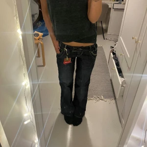 Lågmidjade bootcut jeans  - Lågmidjade bootcut jeans, helt nya med lappen kvar från river island. Midjemått 36 cm, innerbenslängd 77cm. Tryck på köp nu för att köpa❤️‍🔥