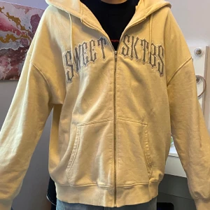 Sweet sktbs kofta! - Jättefin kofta som är använd fåtal gånger. Nypris 1000.  storlek M men är oversized<3