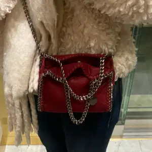 Säljer min äkta Stella McCartney väska!  Ser mer röd ut på bilden!! (Kan skicka bild på kvitto och svd)  Helt ny skick ändast ngn månad gammal storlek den minsta och färg röd inte glittrig! Säljer för 4500 kan mötas❤️