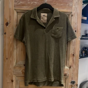 Oas frotté skjorta  - Säljer nu min snygga frotté utav oas som gör dom bästa och högst kvalite när de kommer till frotté, 10/10 skick, ny pris 1000.