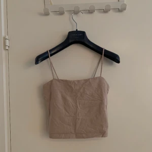 Beige linne Gina Tricot  - Linne från gina med extra tyg vid bysten. 