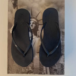 Hollister flip-flops  - Strandskor från Hollister i mörkblå. 