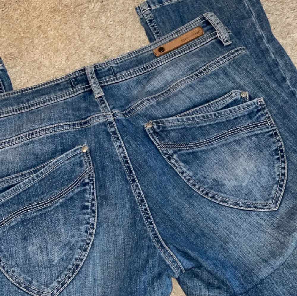 JÄTTFINA lågmidjade jeans ifrån soyaconcept. Aldrig använda och i jättebra skick💕 Innerbenslängd 80 cm Ytterbenslängd 107 cm. Jeans & Byxor.