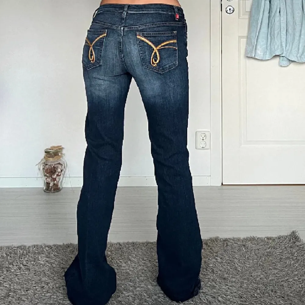 Säljer dessa Lågmidjade fina jeans som tyvärr it passa mig, bilderna är lånade från den förra ägaren. Midjemåttet är 37 cm rakt över och innerbenslängden är 80 cm, skriv för fler frågor💕💕. Jeans & Byxor.