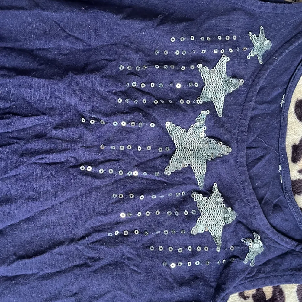 Gulligt marinblått stjärnigt linne i storlek s-xs (Lappen är tyvärr avklippt ). Toppar.