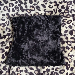 jätte söt svart tub-topp   - gullig svart tub-topp i sammetsliknande material. från weekday i storlek xs!