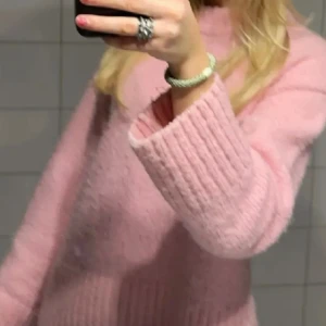 Rosa stickad tröja - Jätte fin tröja från Gina som inte kommer till användning, bara testad, priset + frakten 
