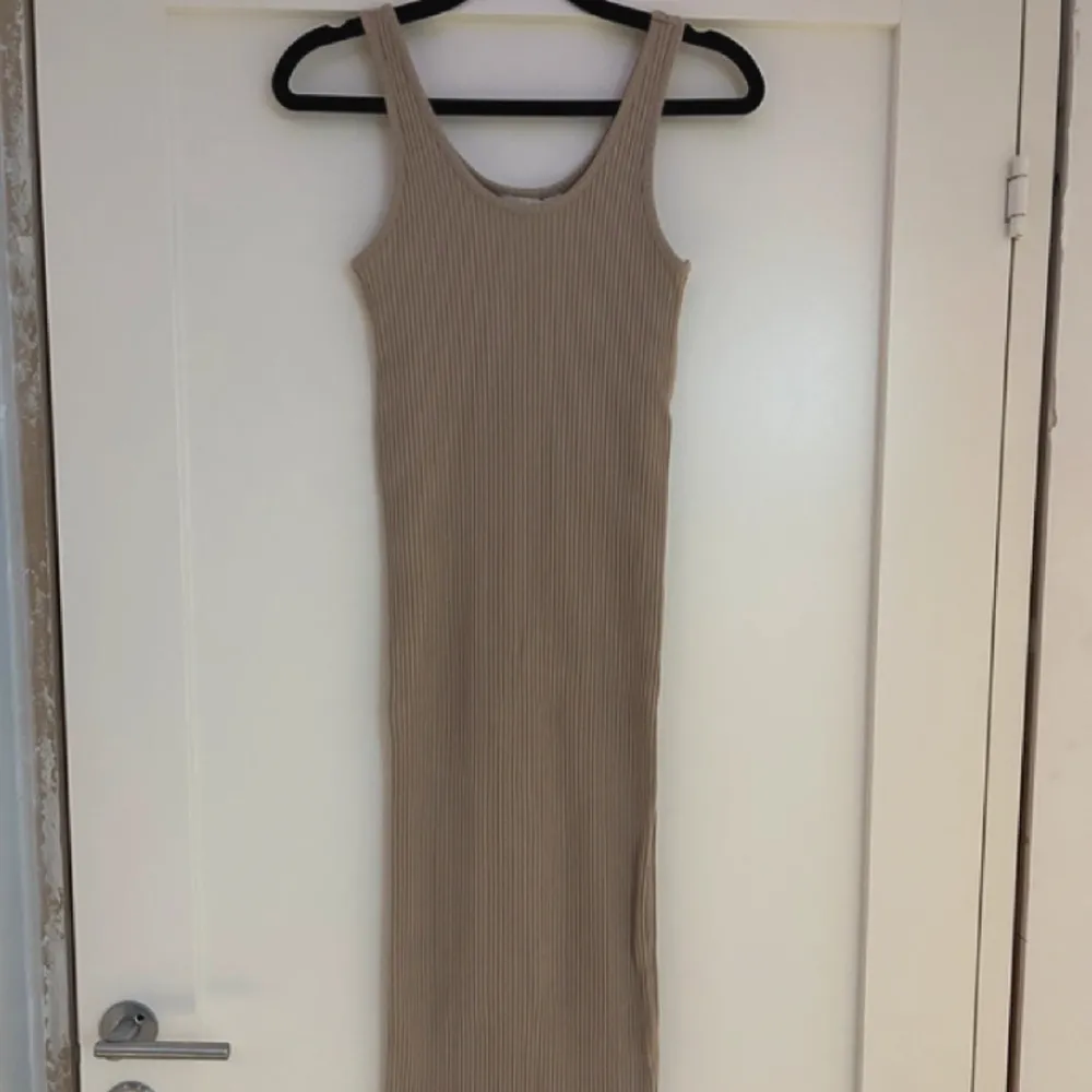 Fin beige klänning från H&M!  Endast använd 1 gång förra sommaren!. Klänningar.