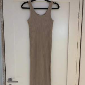 Fin beige klänning från H&M!  Endast använd 1 gång förra sommaren!