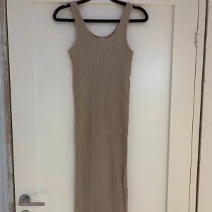 Klänning  - Fin beige klänning från H&M!  Endast använd 1 gång förra sommaren!