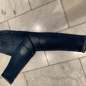 Dondup George  - Strl 36 sitter dock mycket tajtare än det Smått sliten lite här o där