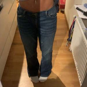 Ett par vintage 524 Levis jeans med mjukt tyg. Dom är i modellen ”too superlow” Dom är lowwaist och bootcut och passar till mycket! Hittar ingen storlek på dom men jag har storlek 36 i jeans och dom skulle jag söka har storlek 42 kanske💙