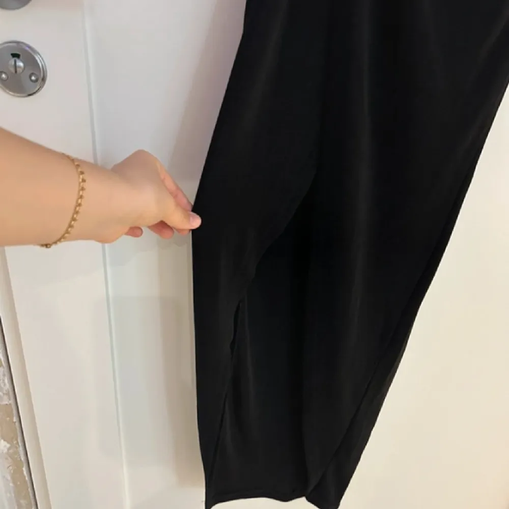 Ny svart klänning från bikbok! Jätte fin med en slits ned till🖤 Nypris 499kr. Klänningar.