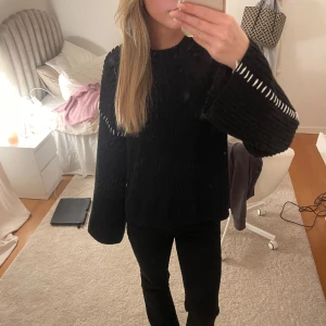Stickad tröja med detaljer - Varm stickad tröja från Gina tricot, använt ett fåtal gånger så tröjan är i jätte fint skick💞
