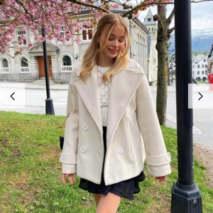 Design by si - Säljer denna fina kappan från design by si, knappt använd så i bra skick!💕