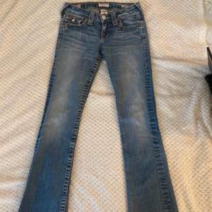 Ett par Low waist bootcut jeans från true religion i storlek 25 som motsvarar ca 32 , jätte bra kvalite. Säljer för dem passar inte mig. Köpta begagnad från innan PRISET KAN DISKUTERAS  Längd: 96 cm   Innerbenet: 76 cm Midjemått: 35 cm