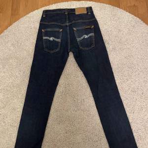 Nudie jeans i perfekt skick i storlek 29/32. Modellen är thin finn(slim och skön passform). Bara att höra av sig om frågor finns!