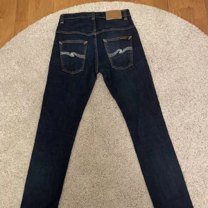 Nudie Jeans - Nudie jeans i perfekt skick i storlek 29/32. Modellen är thin finn(slim och skön passform). Bara att höra av sig om frågor finns!