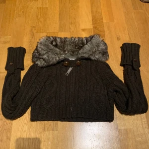 päls kofta  - croppad stickad fur jacket som verkligen e så fin, storlek S