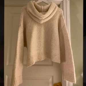 Vit stickad hoodie  - Vit stickad hoodie