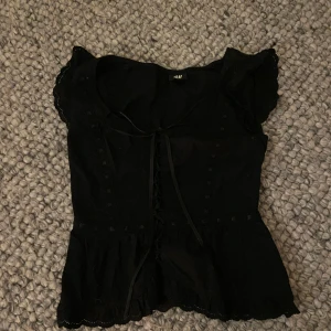 Svart blus💞 - Säljer denna jätte fina svarta bulesen då den inte längre passar mig💕