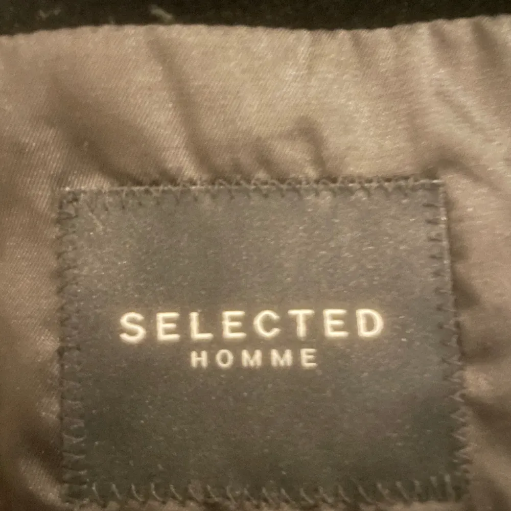 Svart sammet overshirt från Select Homme i bra skick. Säljs pga blivit för liten. Storlek: Medium Hör av dig vid intresse/ frågor Mvh . Tröjor & Koftor.