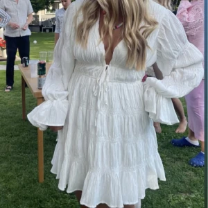 Studentklänning  - Säljer denna supersnygga studentklänning som jag köpt här på plick men som tyvärr var lite lite för kort på mig som är 178. Den är endast testad och har självklart prislappen kvar. Skriv privat för frågor💗