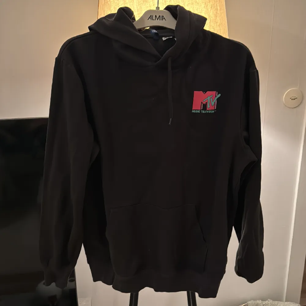 Hoodie MTV från H&M. Storlek M. Regular fit. True to size. Inga fläckar eller skador.. Hoodies.