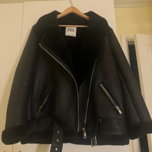 Zara skinnjacka - Jag för några veckor sedan köpt en skinnjacka från Zara som jag nu tyvärr vill sälja. Jag kände redan efter bara en användning att den inte riktigt passade min stil och att jag inte kommer ha användning av den. Passar S/M