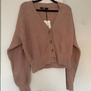 Fin kofta - Jätte fin kofta i kortare modell från bik bok, helt oanvänd. Storlek S.