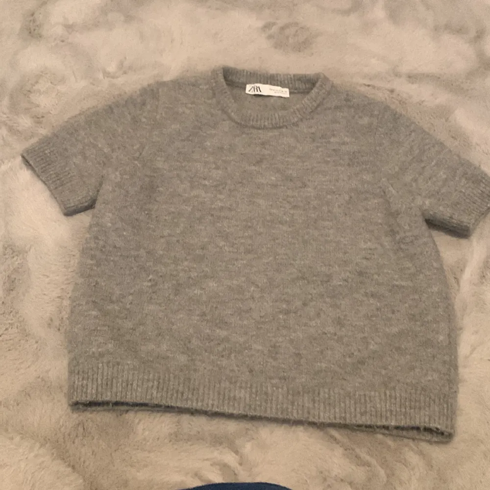 Säljer min skit snygga gråa zara trekvarts ärmade tröja. Säljer då den inte kommer till användning. Nyskick utan prislapp❤️❤️. T-shirts.