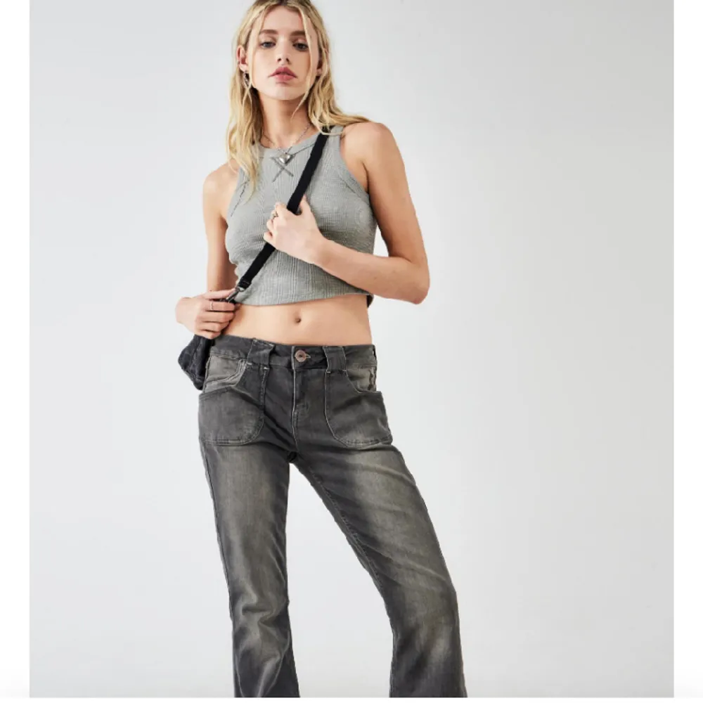 Säljer ett par lågmidjade utsvängda jeans ifrån Urban Outfitters i modellen BDG Tiana Moody Grey Low-Rise Flare i storlek 27W 34L  Aldrig använda då de inte passade mig. Jeans & Byxor.
