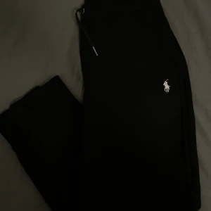 Polo Ralph lauren byxor  - Nyskick i storlek M   Fantastiskt kvalitet och helt ny  Postar samma dag ifall köpt innan 20:00💫💫💫