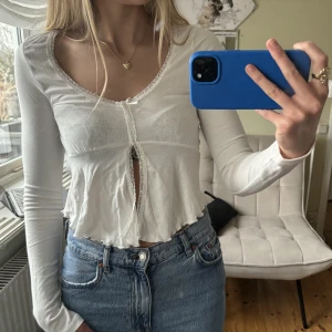 Gina tricot topp  - Säljer den här toppen som är jättetrendig just nu! Öppen vid magen som är en så snygg detalj!!