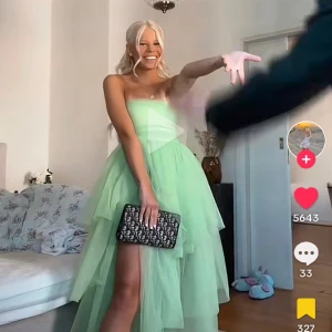 Balklänning  - Säljer nu denna balklänning då jag valt att ha en annan. Endast testad, inga defekter! Slitsen behöver man göra själv om man skulle vilja, den kommer alltså inte på klänningen. Slutsåld just nu (Första bilden är lånad)💗