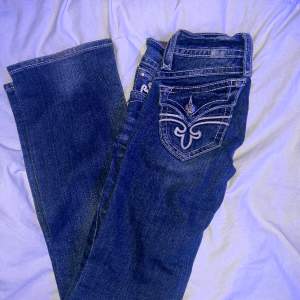 Säljer mina favorit jeans för att de tyvärr blivit för små, Midje måttet är 34 rakt över, innerbenslängd är 81. 💖(jätte bra skick) 