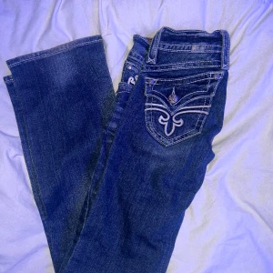 Rock revival bootcut Jeans  - Säljer mina favorit jeans för att de tyvärr blivit för små, Midje måttet är 34 rakt över, innerbenslängd är 81. 💖(jätte bra skick) 