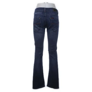 Lee jeans  - Lågmidjade vintage lee jeans, köpta på Sellpy men säljer nu pga att dom är en aning för små.. är 165 lång, men passar även någon som är lite längre å de går att vika upp om man är kortare, storleksmässigt passar de någon som har xs/s 💖💖