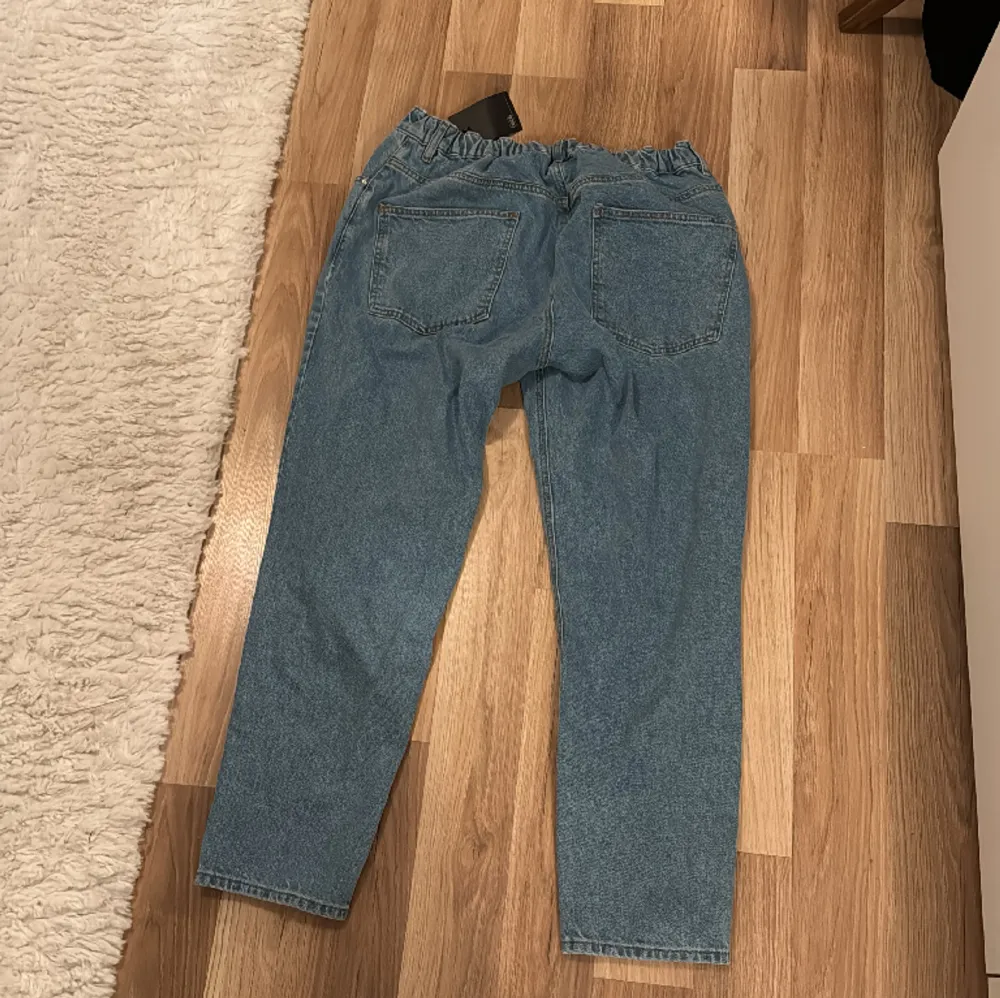 Ljusblåa Jeans från ASOS. W:36 L:32. Regular fit. Aldrig använda. Lite kortare modell som går precis till anklarna. Perfekt till sommaren i värmen :). Jeans & Byxor.