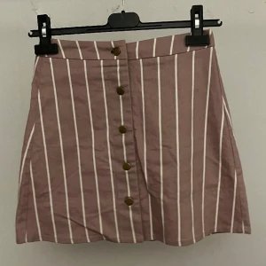 Jätte söt lila kjol - Jättefin kjol från Shein men som tyvärr är för stor. Orginalpris: 80kr