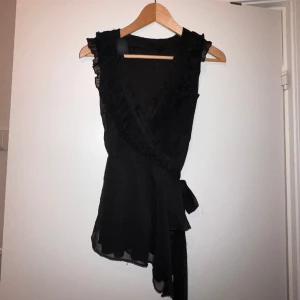 Blus - Jättefin och unik omlottsblus, de finns inget märke på tröjan eller storlek men skulle säga att de är storlek Medium💞