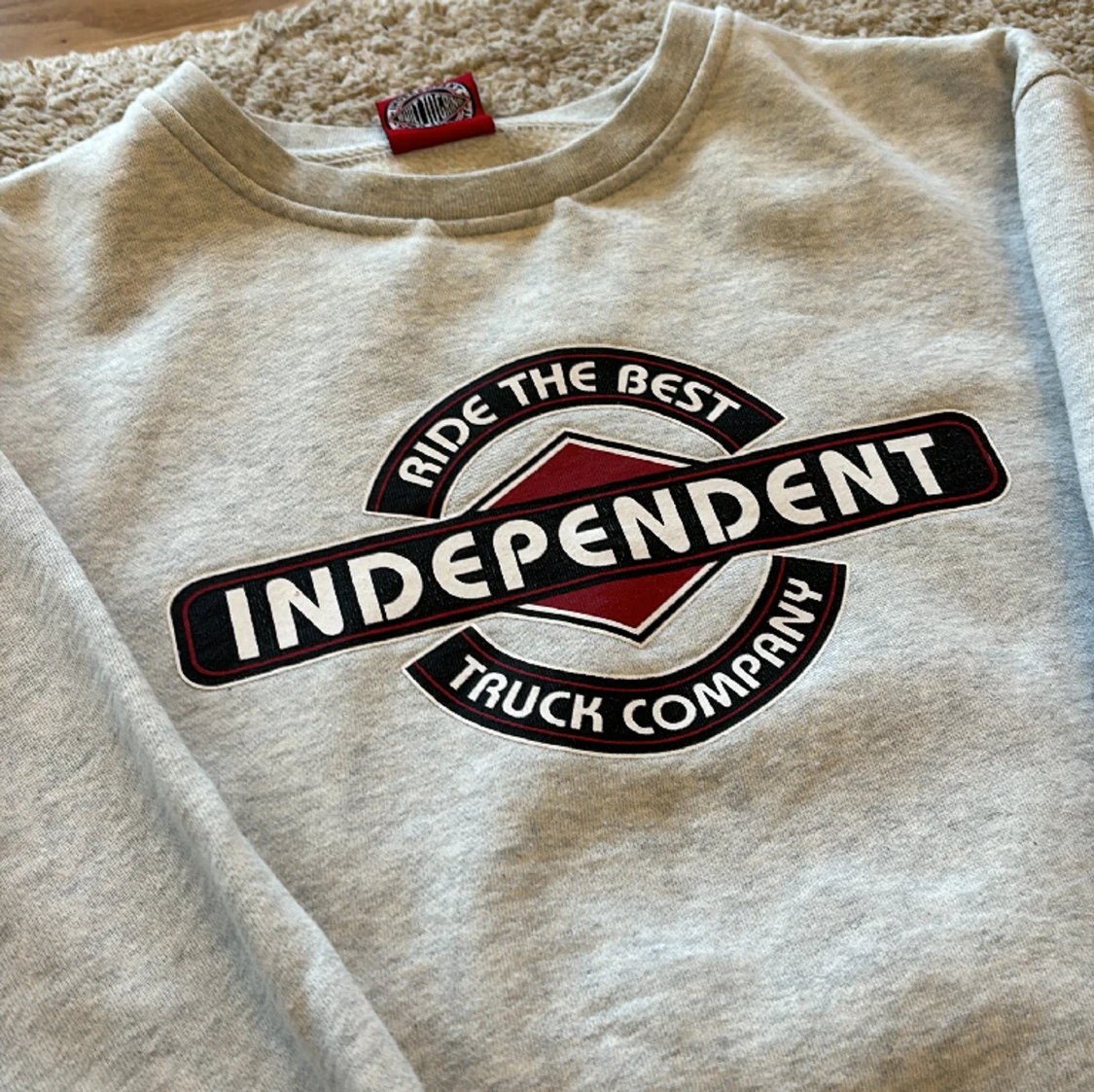 Independent Crewneck grå - 90
