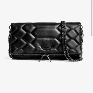 Säljer min Zadig väska i modellen Rock Quilted Clutch. Är använd men fortfarande i fint skick, lite skrap på hörnen som ni kan se på tredje bilden men det är inget man tänker på. Både långt och kort band samt orginalpåse ingår. Nypris 4650kr