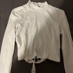 Säljer denna tröja för att den inte kommer till användning. Skönt matrial. Storlek L men är liten i sin storlek lite mer som storlek M.😊Den är öppen i ryggen.💕 (köparen står för frakt)