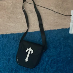 Trapstar cobra t bag  - Knappt använd