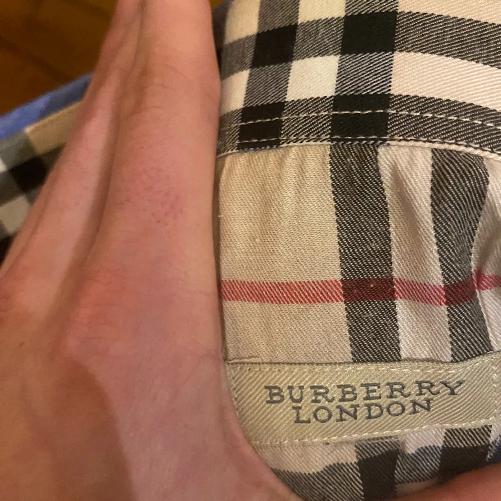 Sjukt snygg Burberry skjorta i storlek S/M. skicket är 7/10, har en ett litet slitage som man knappt kan se, skriv privat för fler bilder. :). Skjortor.