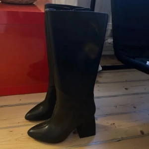 Svarta stövlar - Höga stövlar med spetsig tå i mycket bra skick