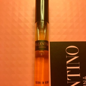 Valentino Donna Born in Roma EDP, 10 ml  - Ny, kommer från en presentbox, oöppnad, utan kartong.  Fr Valentino presentbox, säljes utan kartong.  Den nya doften Valentino Donna Born in Roma är en nytolkning av kvinnligheten i en helt ny doft: En florientalisk Haute Couture-doft. 